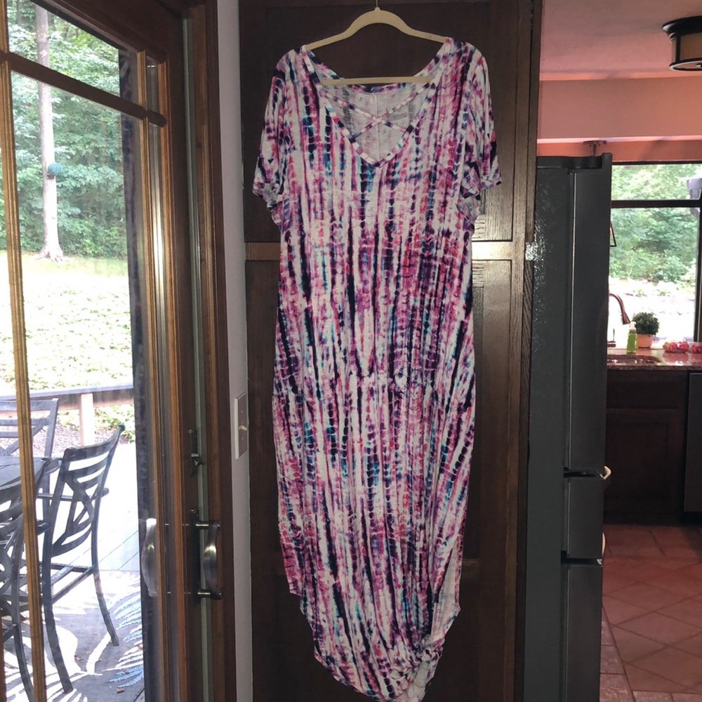 LIVI. 18/20 95% Rayon 5% Spandex. Pink, purple, white tie dye. Maxi w/pockets.